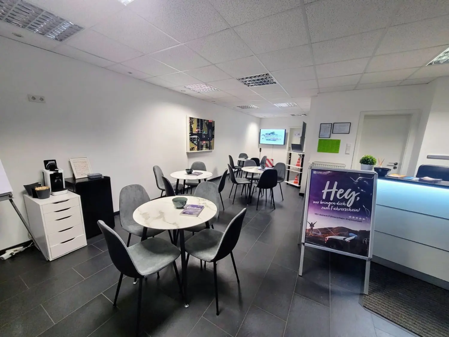 Loungebereich mit Bildschirm und Empfangstresen