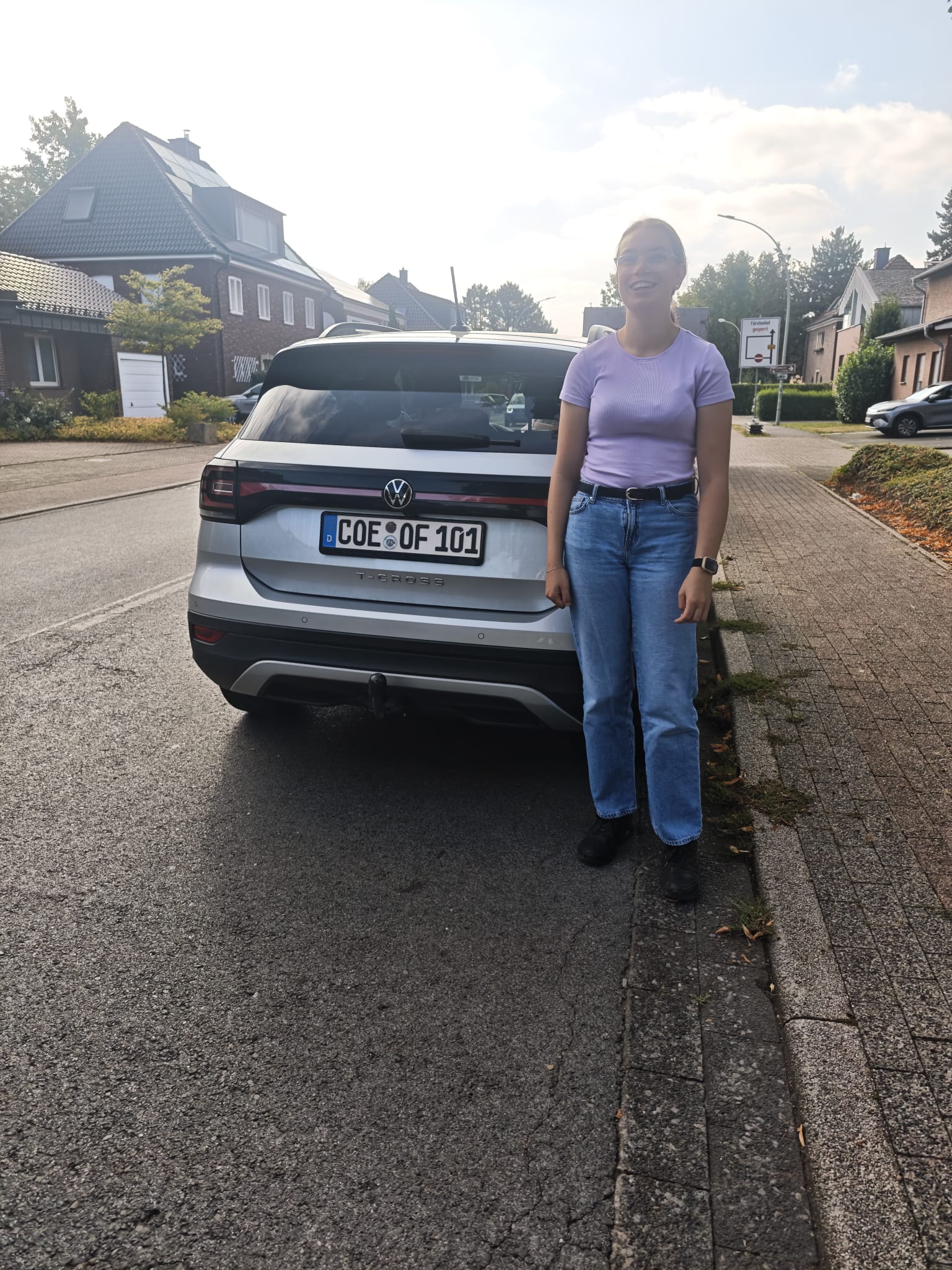 Carla nach der bestandenen Prüfung bei Örni’s Fahrschule