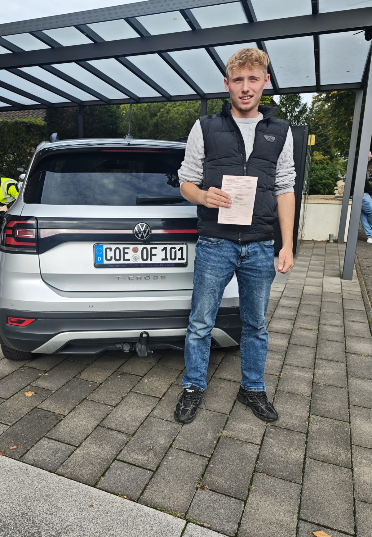 Finley nach der bestandenen Prüfung bei Örni’s Fahrschule