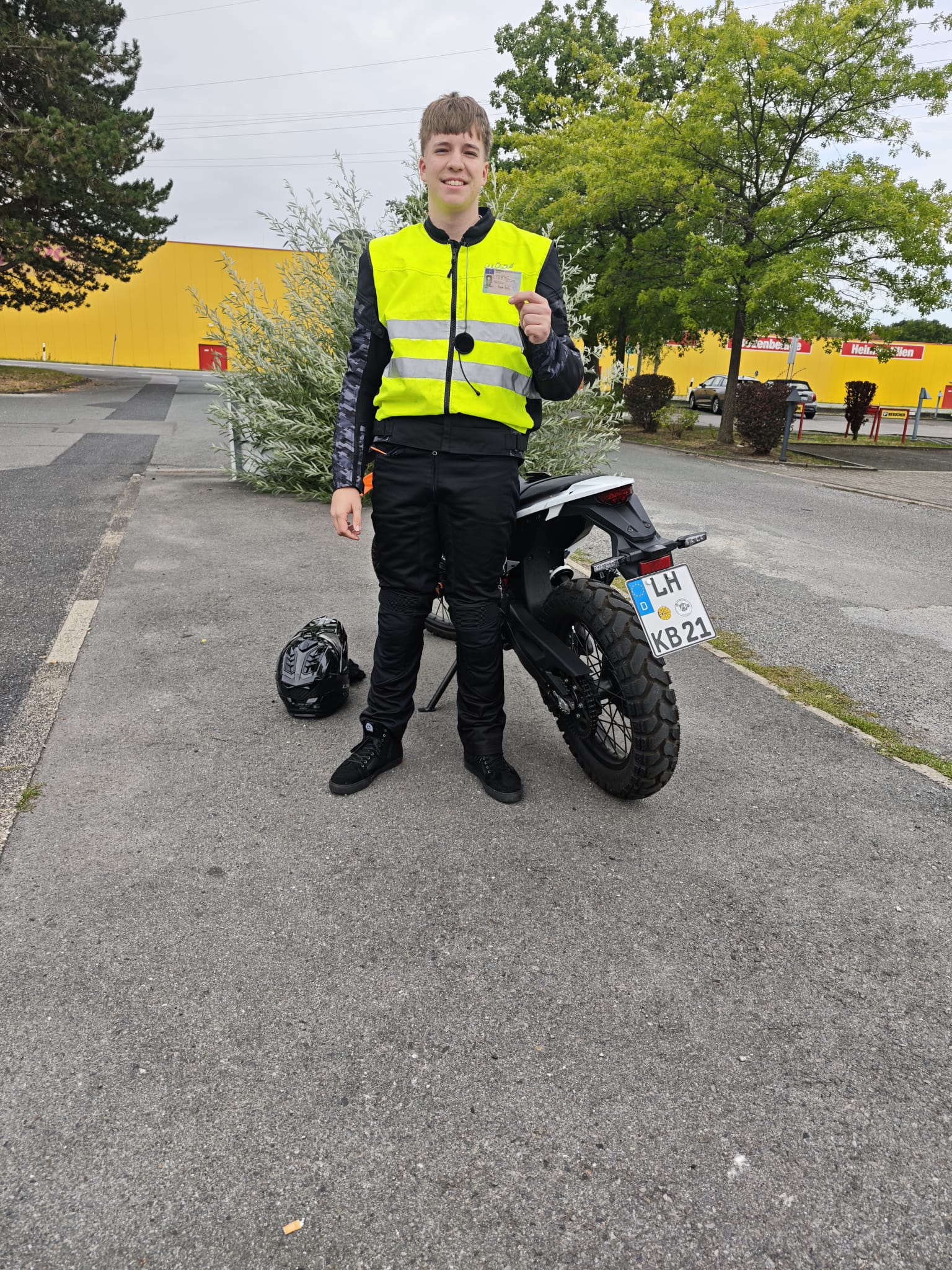 Keanu nach der bestandenen Prüfung bei Örni’s Fahrschule