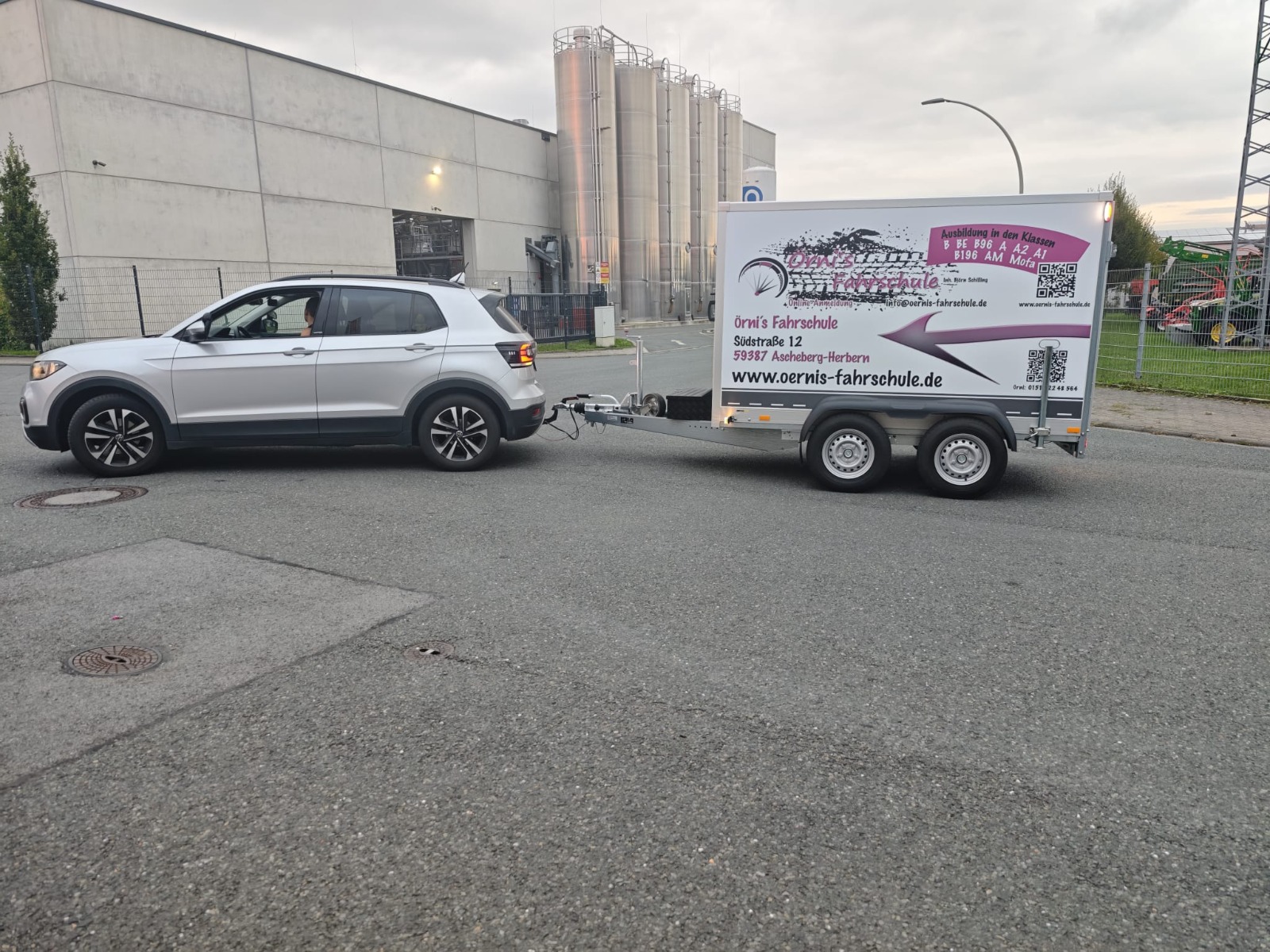VW T-Cross mit Anhänger – Schulfahrzeug Klasse BE